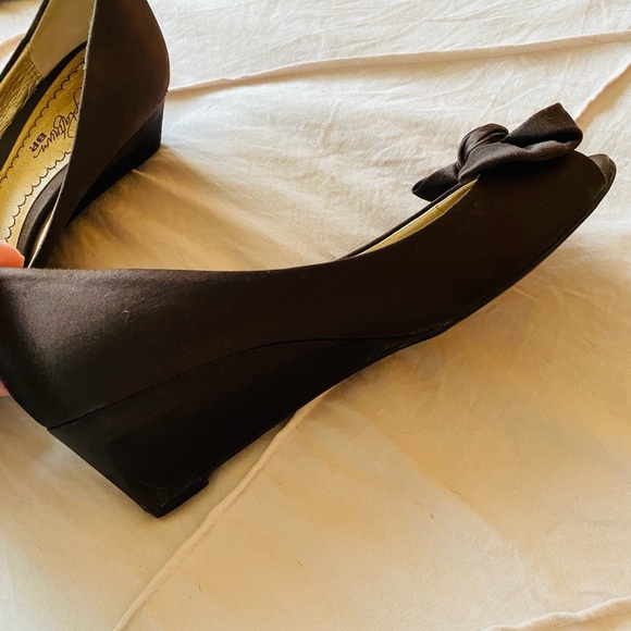 Girls Nordstrom BP Platinum brown satin wedge heels with bow front - Picture 3 of 6